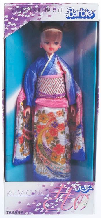 TAKARA Barbie Must have for collectors: Kimono Barbie from Takara (made in early eighties). A lot of versions of box and outfit color were available- I have seen blue, yellow, pink versions. I have seen also a lot of shades of blond used for this doll: from platinum to dark blond hair. Takara Barbie Kimono występowała w bardzo wielu wersjach kolorystycznych- ubranko, pudełko i kolor włosów były zmienne. jest bardzo droga, poniej 150$ pojawia się rzadko w stanie idealnym.