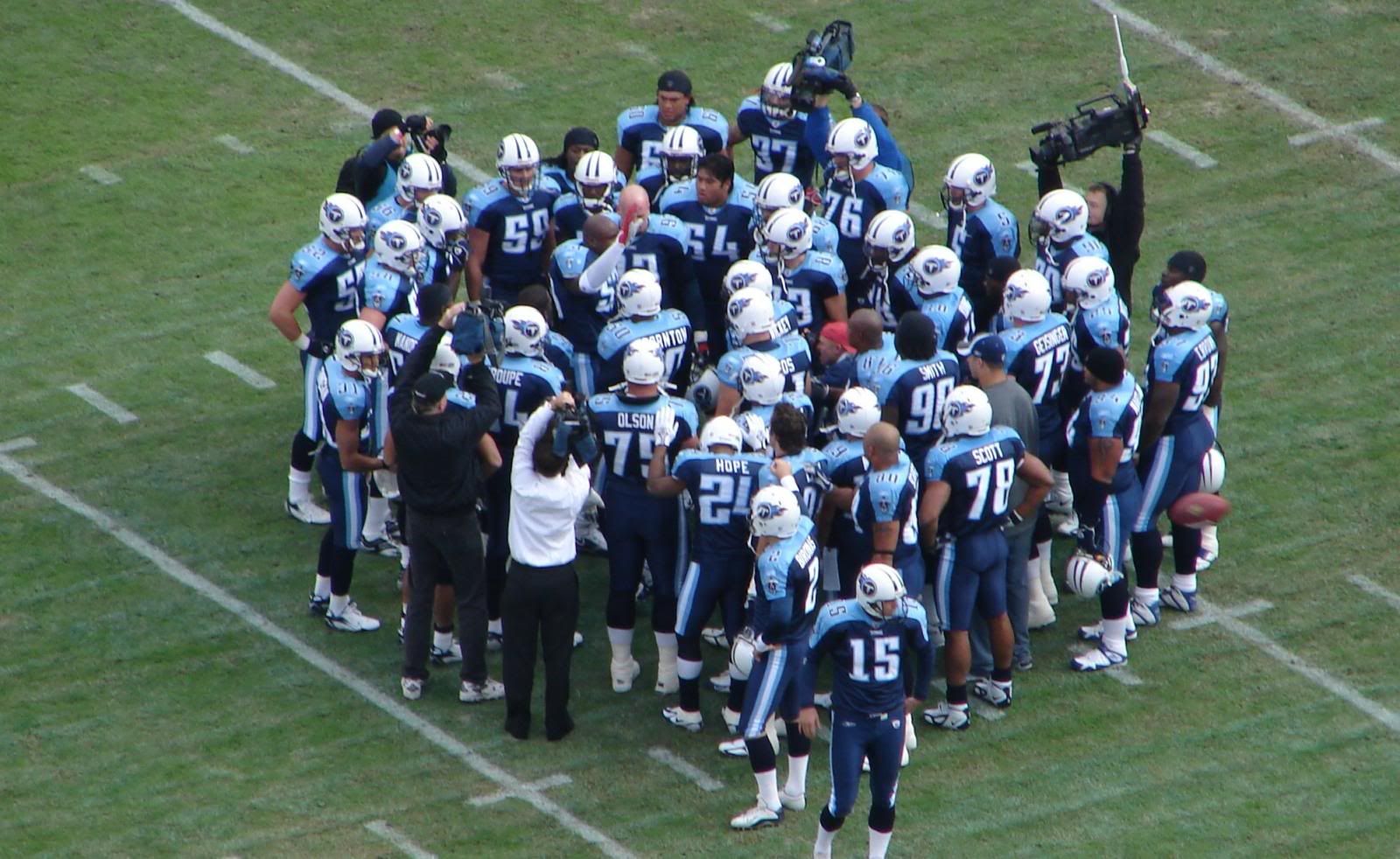 f7c7.jpg Titan pre-game huddle image by jeefunk83