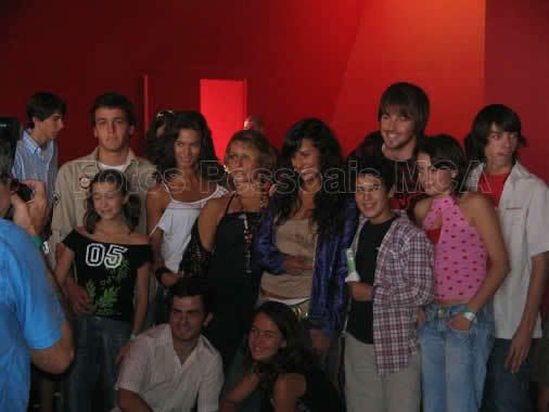 em cima: Marta, Pedro Texeira, Cláudia Vieira, Maria Sampaio, Rita Pereira, (n m estou a lembrar do nm), *Gongas*, Ana Guiomar e Diogo Valsassina; em baixo: Tiago Castro e Mariana Pacheco