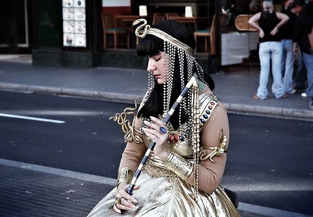 Barcelona Street Artists: Cleopatra in a Trance