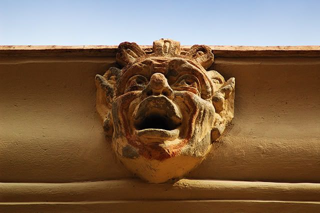 Cornice Mask at Barri Gotic, Barcelona[enlarge]