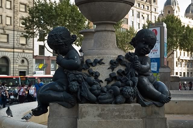 Girls Sculpture at Catalonia Square, Barcelona [enlarge]