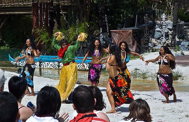 Maori Girls Dancing With Guest in Port Aventura [enlarge]