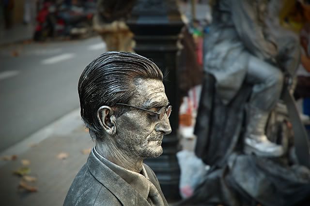 Seasoned Human Statue Sitting in Las Ramblas, Barcelona [enlarge]