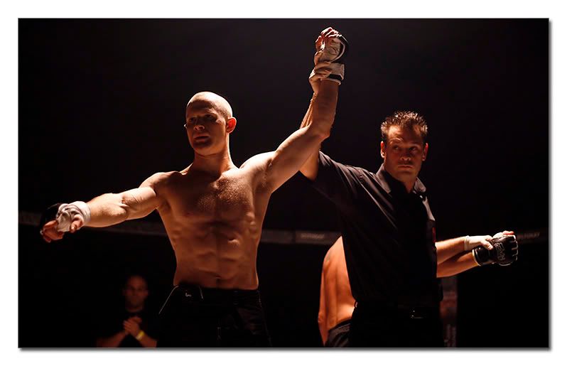 IMAGE: http://i63.photobucket.com/albums/h143/bristolpete2005/Fight%20Night/UN_PT_FNWSM2511200616.jpg