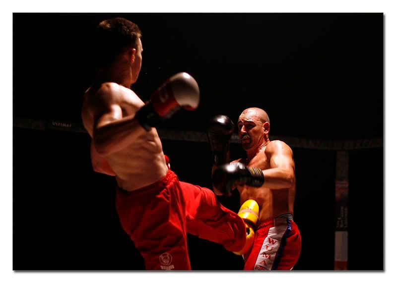 IMAGE: http://i63.photobucket.com/albums/h143/bristolpete2005/Fight%20Night/UN_PT_FNWSM2511200618.jpg