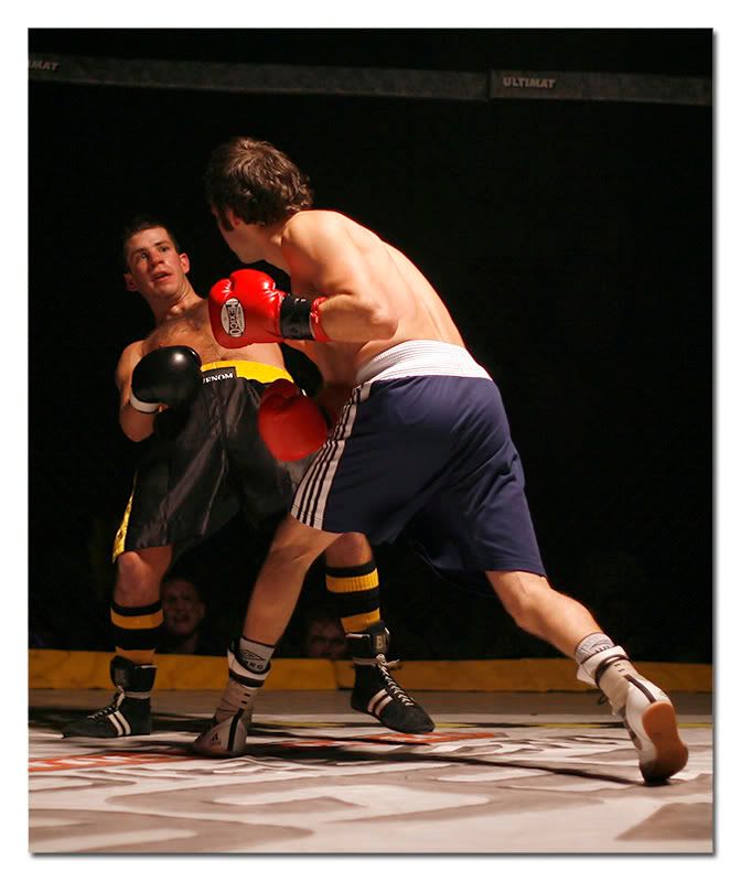 IMAGE: http://i63.photobucket.com/albums/h143/bristolpete2005/Fight%20Night/UN_PT_FNWSM2511200630.jpg