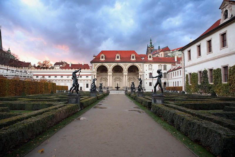 IMAGE: http://i63.photobucket.com/albums/h147/Col_M/Prague/IMG_0374copy.jpg