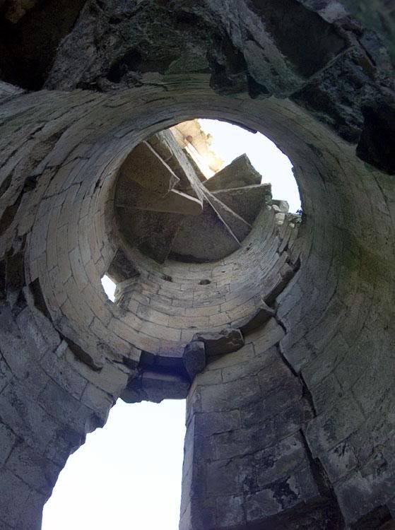 IMAGE: http://i63.photobucket.com/albums/h150/Fusion_2006/rievaulx/RIVBRAM-049.jpg