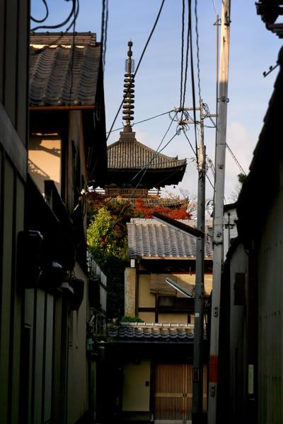 Yasaka pagoda through the alleys of Sannenzaka