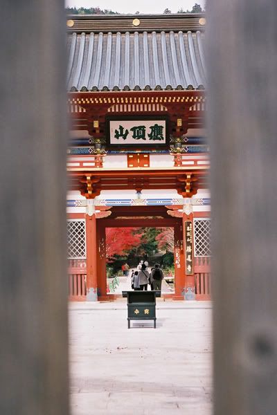 Between the gates of Katsuo-ji