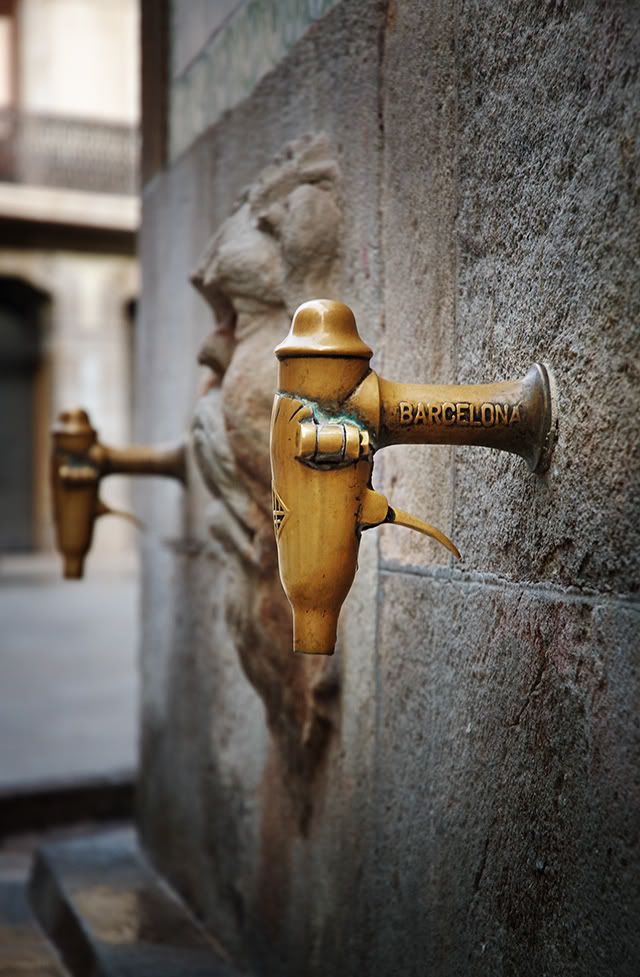 Water Spouts, Portal del Angel, Barcelona [enlarge]