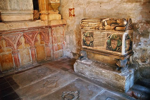 Sarcophagus in Pedralbes Monastery [enlarge]